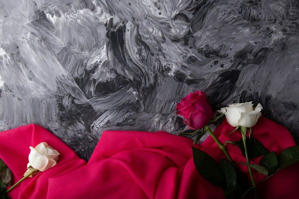 Wie kann man Kleider mit drapierten Elementen stilvoll für das Büro anpassen?