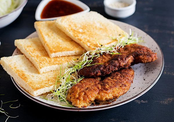 Welche Tipps gibt es für ein klassisches japanisches Katsu Sando mit paniertem Schweineschnitzel?